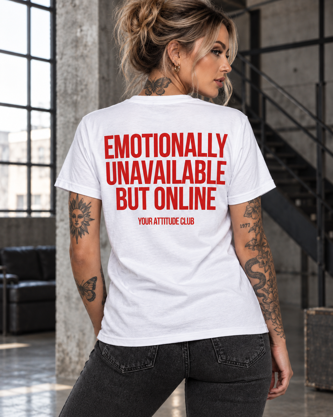 EMOTIONALLY UNAVAILABLE BUT ONLINE – Unisex Statement T-Shirt Weiß mit rotem Backprint | sarkastisches Sprüche Shirt
