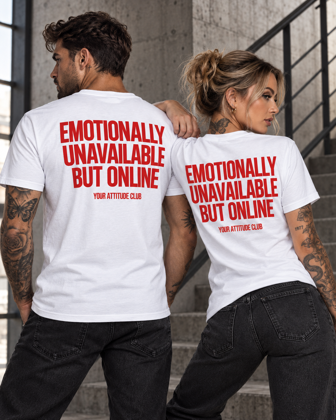EMOTIONALLY UNAVAILABLE BUT ONLINE – Unisex Statement T-Shirt Weiß mit rotem Backprint | sarkastisches Sprüche Shirt