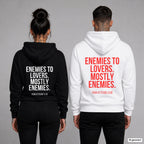 Enemies to lovers. Mostly enemies. – Hoodie mit Backprint, Frau in Schwarz und Mann in Weiß