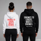 Enemies to lovers. Mostly enemies. – Hoodie mit Backprint, Frau in Weiß mit rotem und Mann in Schwarz mit weißem Aufdruck
