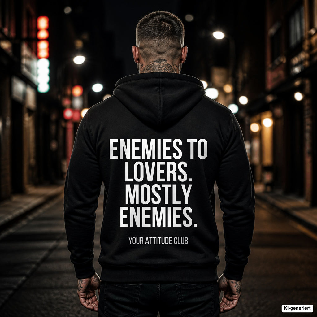 Enemies to lovers. Mostly enemies. – schwarzer Hoodie mit weißem Backprint, Herren in der Stadt bei Nacht