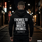 Enemies to lovers. Mostly enemies. – schwarzer Hoodie mit weißem Backprint, Herren in der Stadt bei Nacht