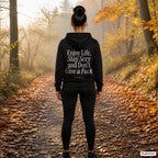 Enjoy Life, Stay Sexy and Don’t Give a Fuck – schwarzer Hoodie mit weißem Backprint, Damen beim Joggen im Herbst