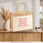 Enjoy Life, Stay Sexy and Don’t Give a Fuck – Jutetasche mit Spruch, auf dem Sideboard im Flur