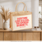 Everything I love is illegal, too expensive or brunette. – Jutetasche mit Spruch, auf dem Sideboard im Flur