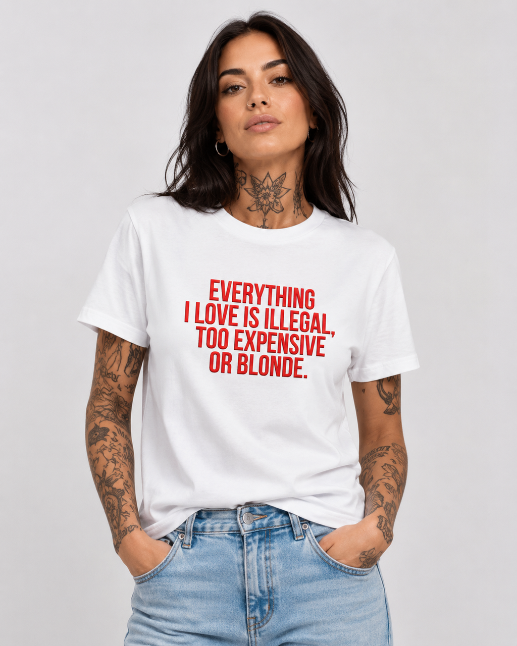 EVERYTHING I LOVE IS ILLEGAL, TOO EXPENSIVE OR BLONDE. – besticktes Damen Shirt, lustiges Statement T-Shirt, Geschenk für Freundin, Bio-Baumwolle