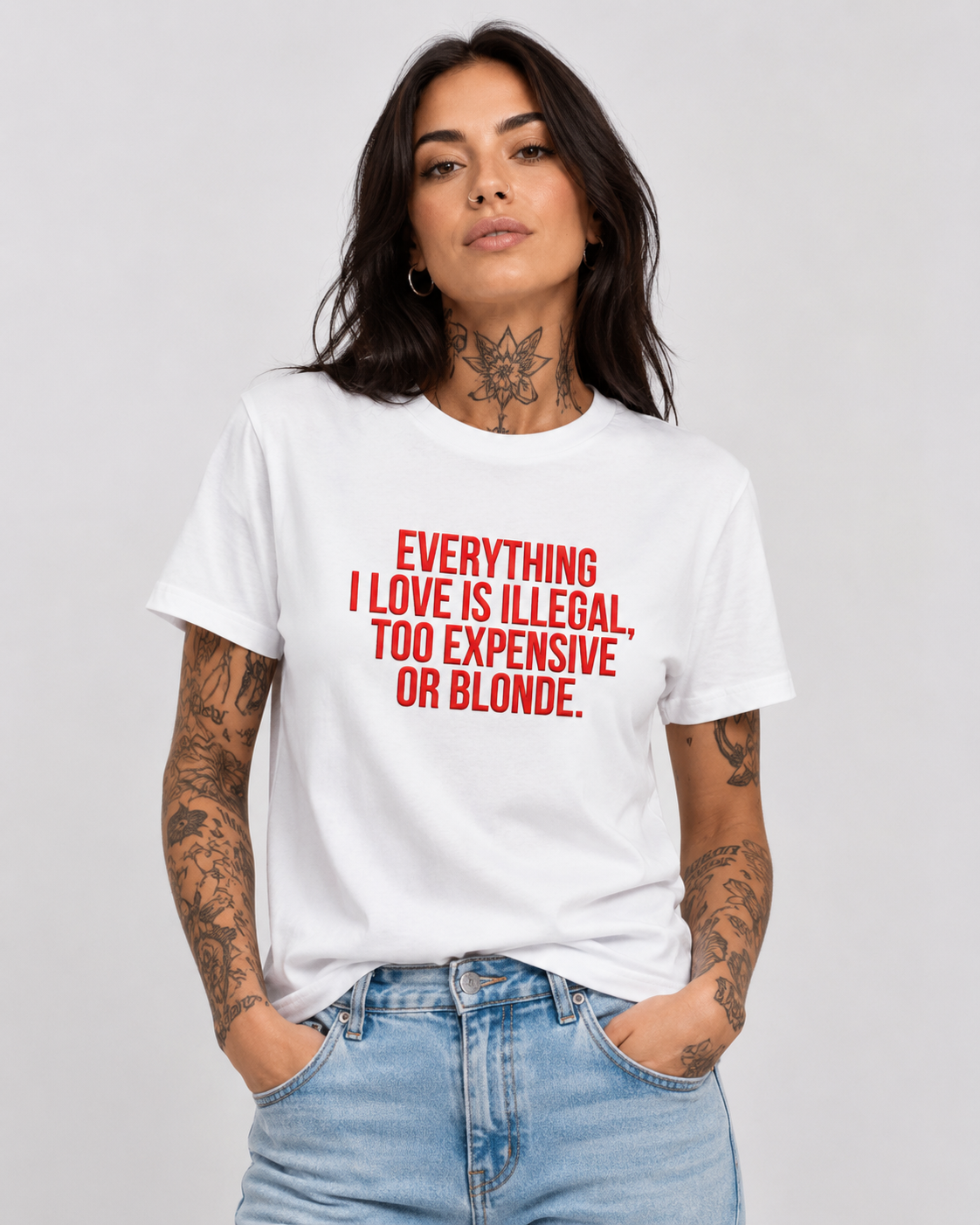 EVERYTHING I LOVE IS ILLEGAL, TOO EXPENSIVE OR BLONDE. – besticktes Damen Shirt, lustiges Statement T-Shirt, Geschenk für Freundin, Bio-Baumwolle