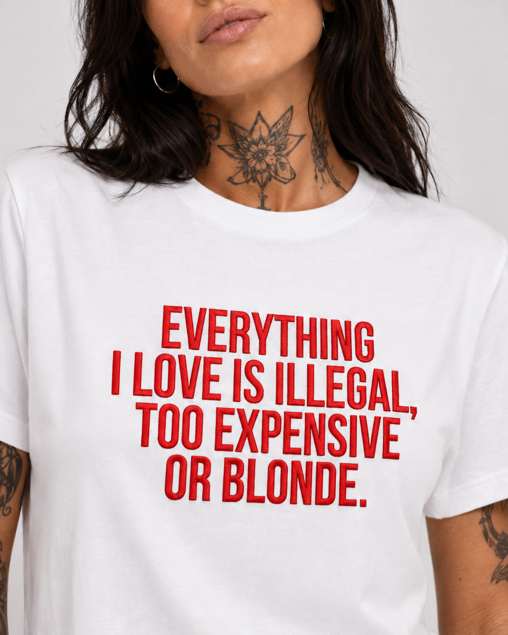 EVERYTHING I LOVE IS ILLEGAL, TOO EXPENSIVE OR BLONDE. – besticktes Damen Shirt, lustiges Statement T-Shirt, Geschenk für Freundin, Bio-Baumwolle