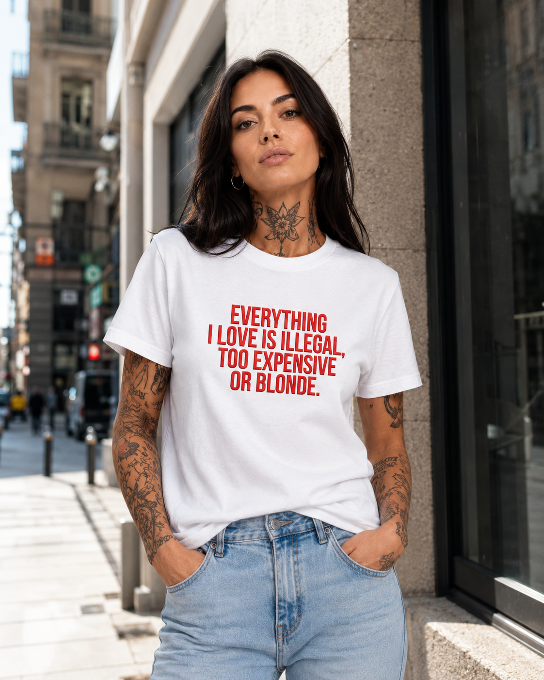 EVERYTHING I LOVE IS ILLEGAL, TOO EXPENSIVE OR BLONDE. – besticktes Damen Shirt, lustiges Statement T-Shirt, Geschenk für Freundin, Bio-Baumwolle