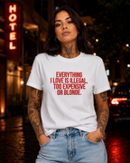 EVERYTHING I LOVE IS ILLEGAL, TOO EXPENSIVE OR BLONDE. – besticktes Damen Shirt, lustiges Statement T-Shirt, Geschenk für Freundin, Bio-Baumwolle