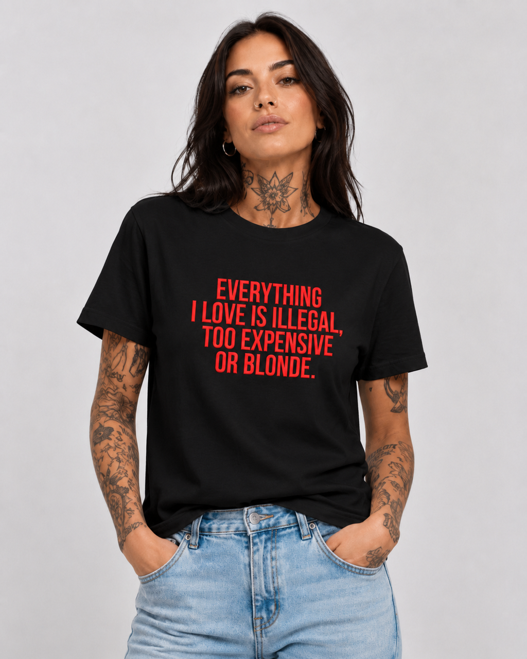 EVERYTHING I LOVE IS ILLEGAL, TOO EXPENSIVE OR BLONDE. – besticktes Damen Shirt, lustiges Statement T-Shirt, Geschenk für Freundin, Bio-Baumwolle