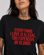 EVERYTHING I LOVE IS ILLEGAL, TOO EXPENSIVE OR BLONDE. – besticktes Damen Shirt, lustiges Statement T-Shirt, Geschenk für Freundin, Bio-Baumwolle