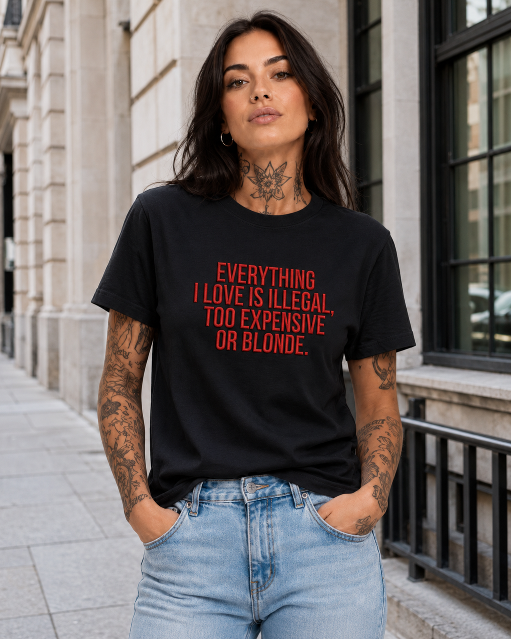 EVERYTHING I LOVE IS ILLEGAL, TOO EXPENSIVE OR BLONDE. – besticktes Damen Shirt, lustiges Statement T-Shirt, Geschenk für Freundin, Bio-Baumwolle