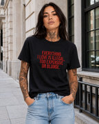 EVERYTHING I LOVE IS ILLEGAL, TOO EXPENSIVE OR BLONDE. – besticktes Damen Shirt, lustiges Statement T-Shirt, Geschenk für Freundin, Bio-Baumwolle