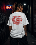 EVERYTHING I LOVE IS ILLEGAL, TOO EXPENSIVE OR BRUNETTE | Oversize Shirt Unisex mit Backprint, Statement Shirt aus Bio-Baumwolle