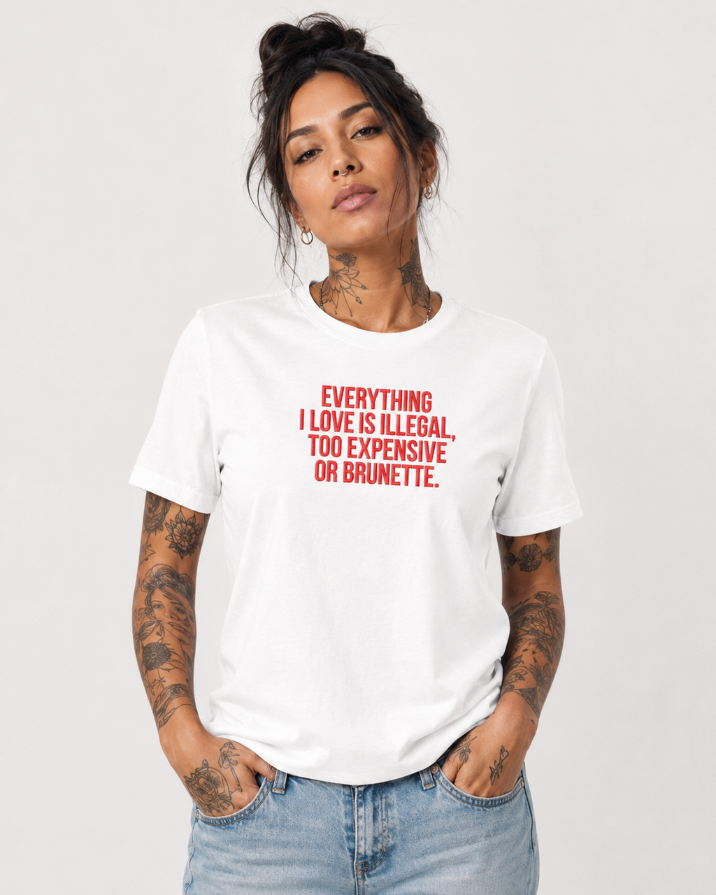 EVERYTHING I LOVE IS ILLEGAL, TOO EXPENSIVE OR BRUNETTE. – besticktes Damen Shirt, Statement T-Shirt, Geschenk für Freundin, Bio-Baumwolle