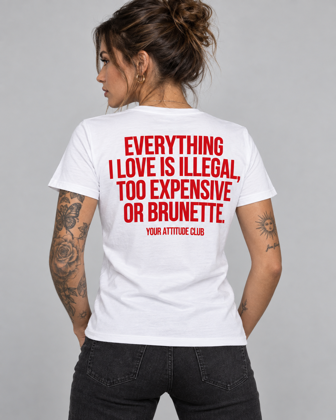 EVERYTHING I LOVE IS ILLEGAL, TOO EXPENSIVE OR BRUNETTE. – Unisex Statement T-Shirt Weiß mit rotem Backprint | freches Sprüche Shirt
