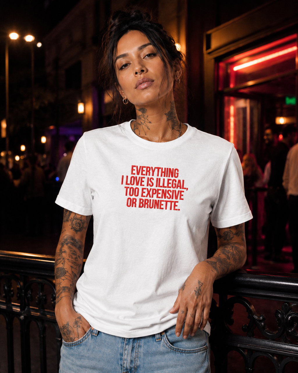 EVERYTHING I LOVE IS ILLEGAL, TOO EXPENSIVE OR BRUNETTE. – besticktes Damen Shirt, Statement T-Shirt, Geschenk für Freundin, Bio-Baumwolle