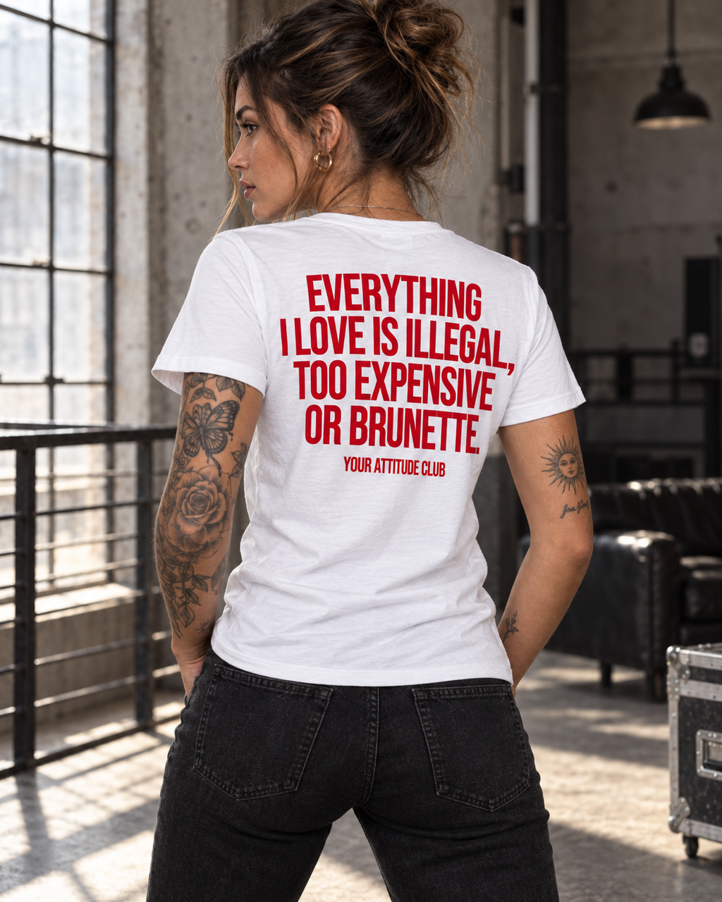 EVERYTHING I LOVE IS ILLEGAL, TOO EXPENSIVE OR BRUNETTE. – Unisex Statement T-Shirt Weiß mit rotem Backprint | freches Sprüche Shirt