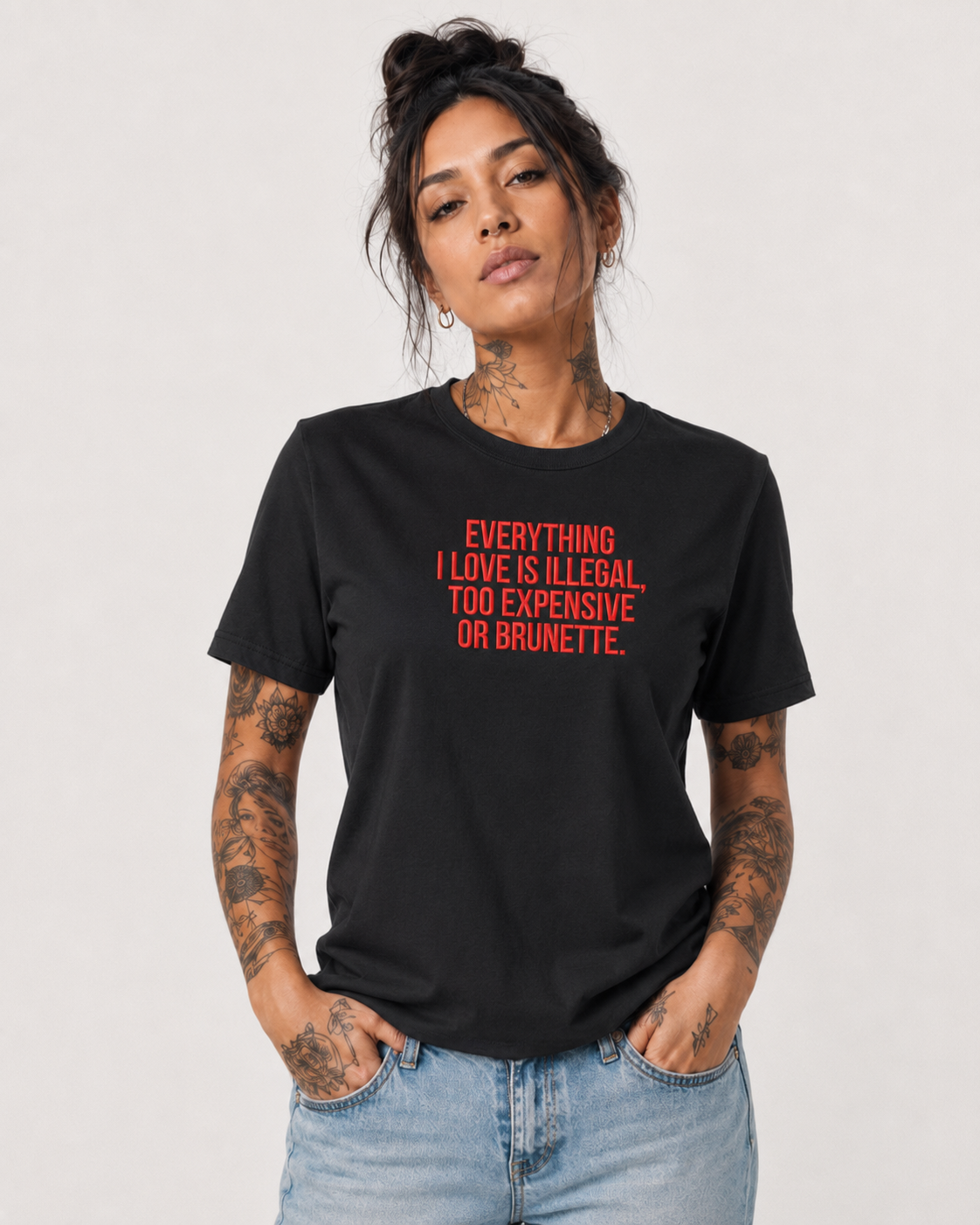 EVERYTHING I LOVE IS ILLEGAL, TOO EXPENSIVE OR BRUNETTE. – besticktes Damen Shirt, Statement T-Shirt, Geschenk für Freundin, Bio-Baumwolle