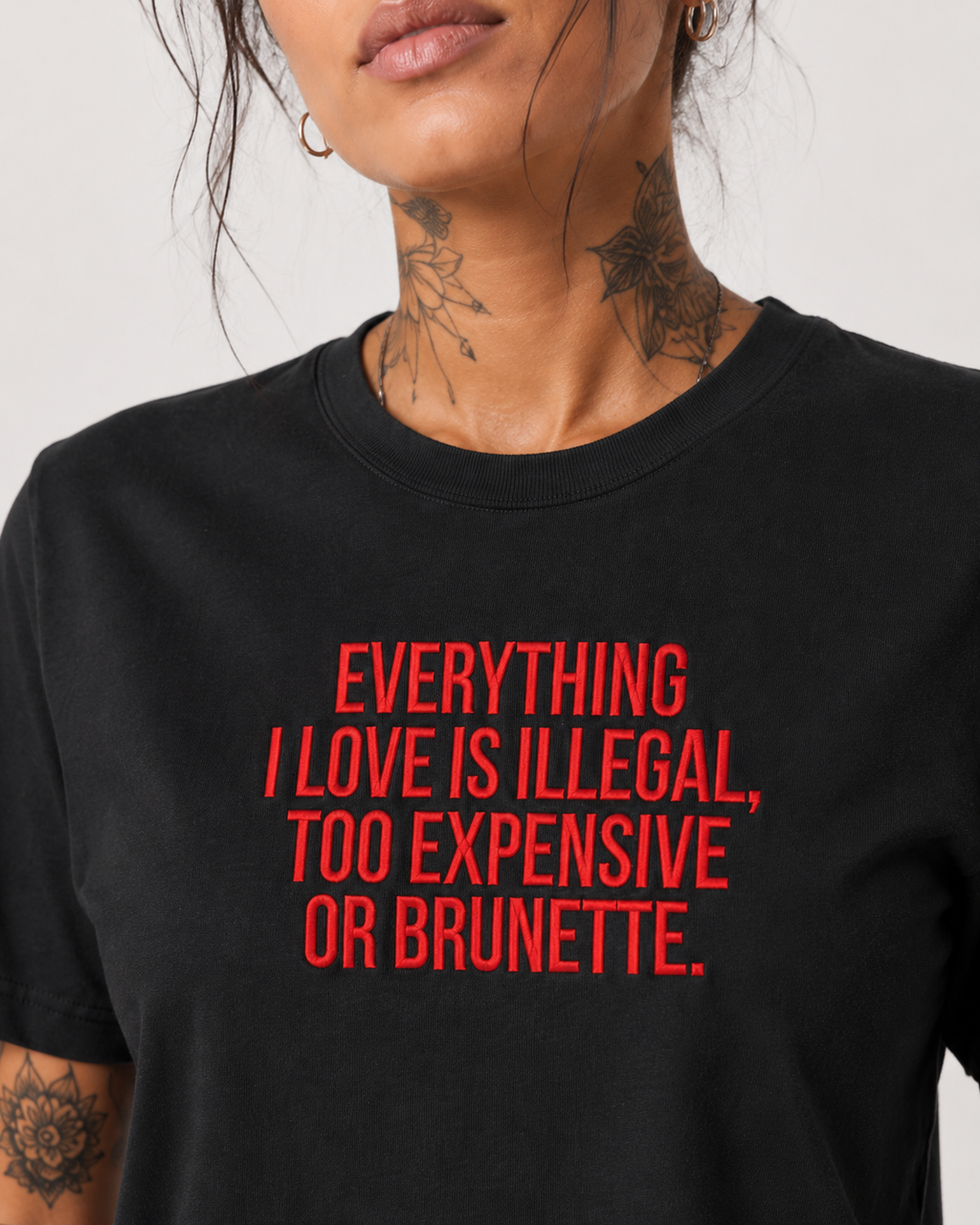 EVERYTHING I LOVE IS ILLEGAL, TOO EXPENSIVE OR BRUNETTE. – besticktes Damen Shirt, Statement T-Shirt, Geschenk für Freundin, Bio-Baumwolle