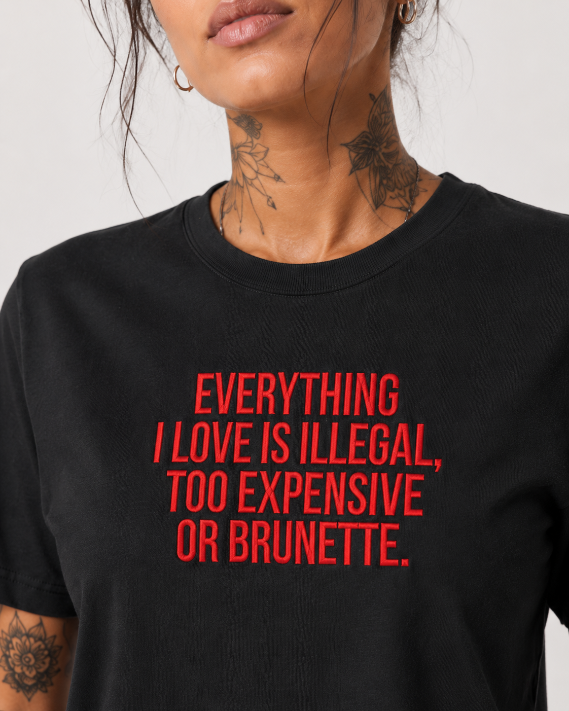EVERYTHING I LOVE IS ILLEGAL, TOO EXPENSIVE OR BRUNETTE. – besticktes Damen Shirt, Statement T-Shirt, Geschenk für Freundin, Bio-Baumwolle