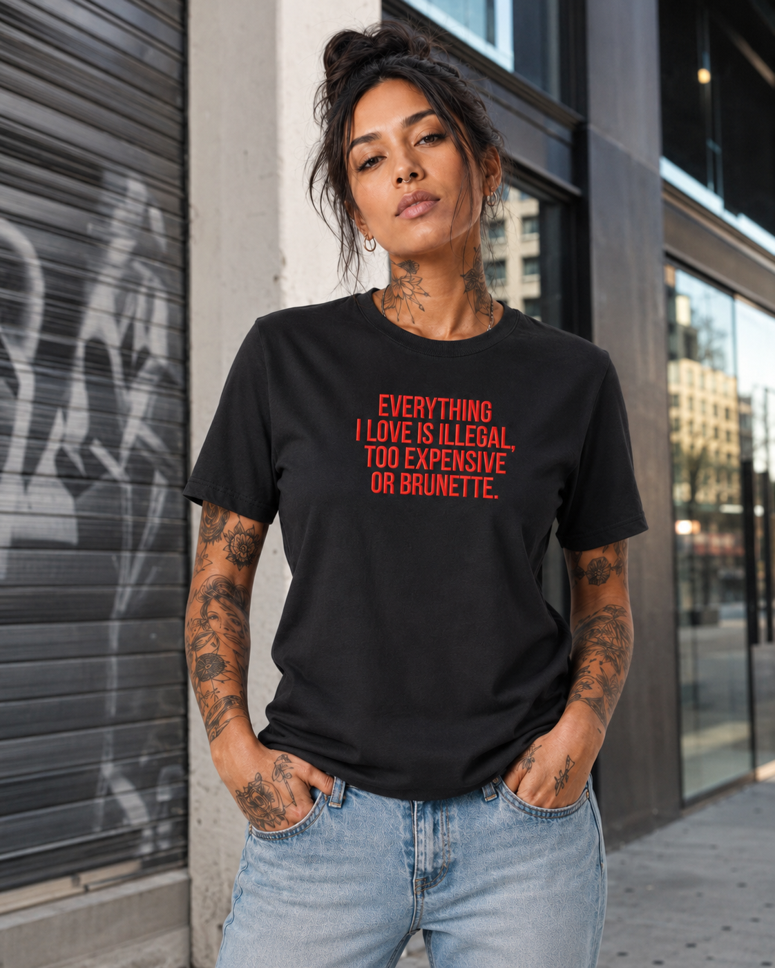 EVERYTHING I LOVE IS ILLEGAL, TOO EXPENSIVE OR BRUNETTE. – besticktes Damen Shirt, Statement T-Shirt, Geschenk für Freundin, Bio-Baumwolle