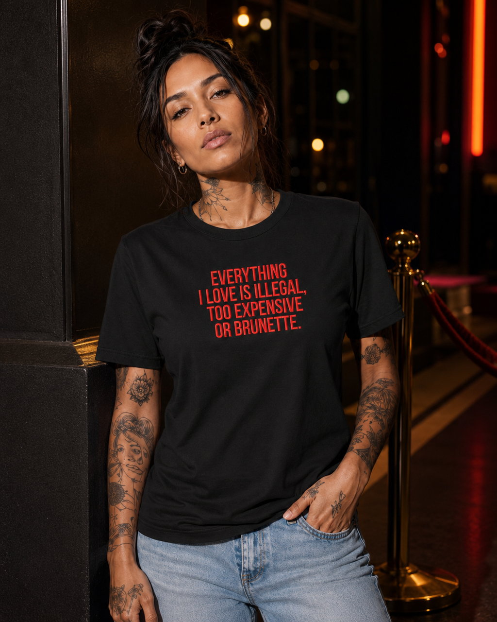 EVERYTHING I LOVE IS ILLEGAL, TOO EXPENSIVE OR BRUNETTE. – besticktes Damen Shirt, Statement T-Shirt, Geschenk für Freundin, Bio-Baumwolle