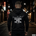 Familienfest? Ich bring Wein. Viel Wein – schwarzer Hoodie mit weißem Backprint, Herren in der Stadt bei Nacht