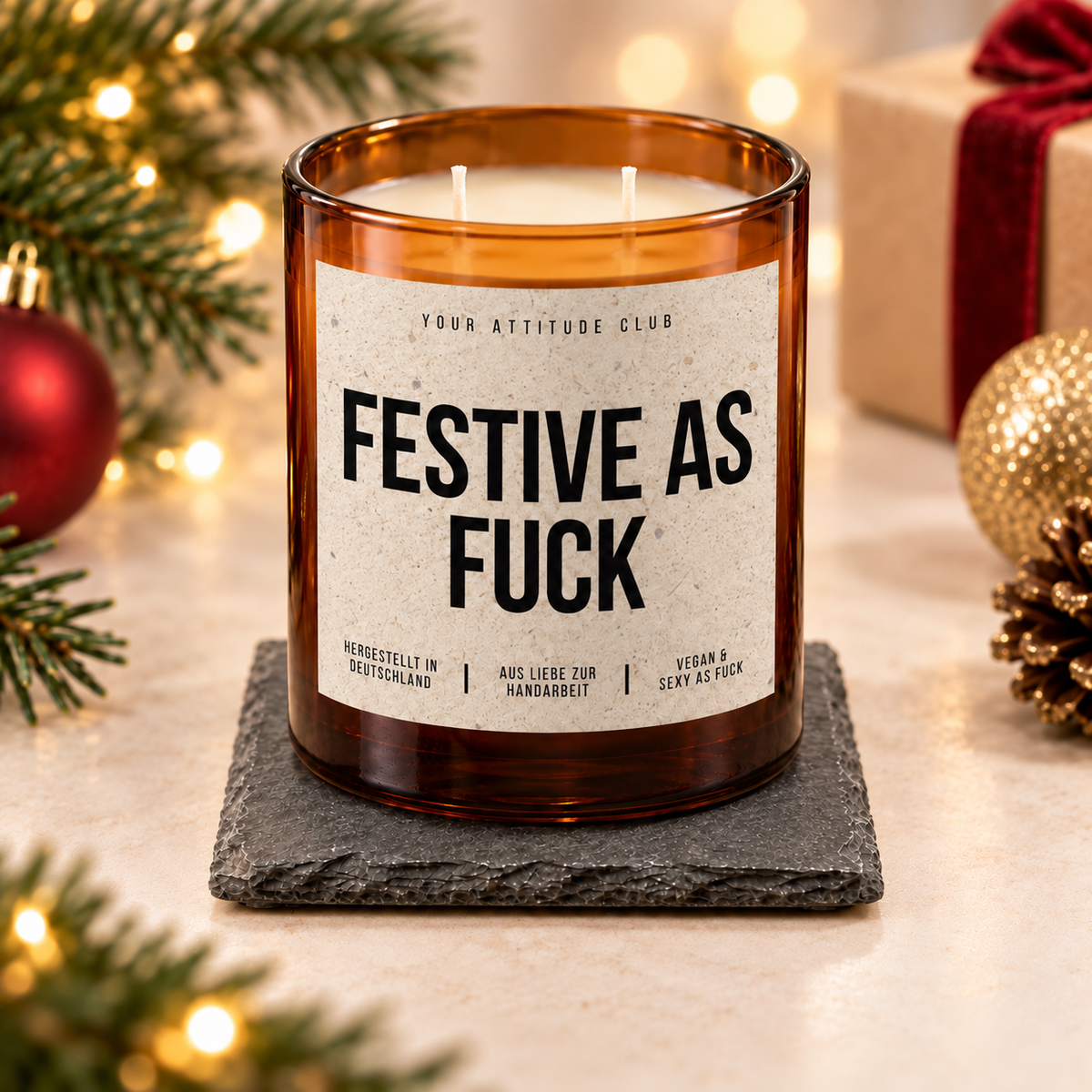 FESTIVE AS FUCK – Weihnachtskerze Naturgras Etikett | lustiges Weihnachtsgeschenk | Geschenk für Freunde, Kolleginnen & Familie | Geschenkidee Weihnachten