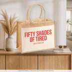 Fifty shades of tired – Jutetasche mit Spruch, auf dem Sideboard im Flur