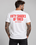 FIFTY SHADES OF TIRED – Unisex Statement T-Shirt Weiß mit rotem Backprint | lustiges Sprüche Shirt für müde Tage