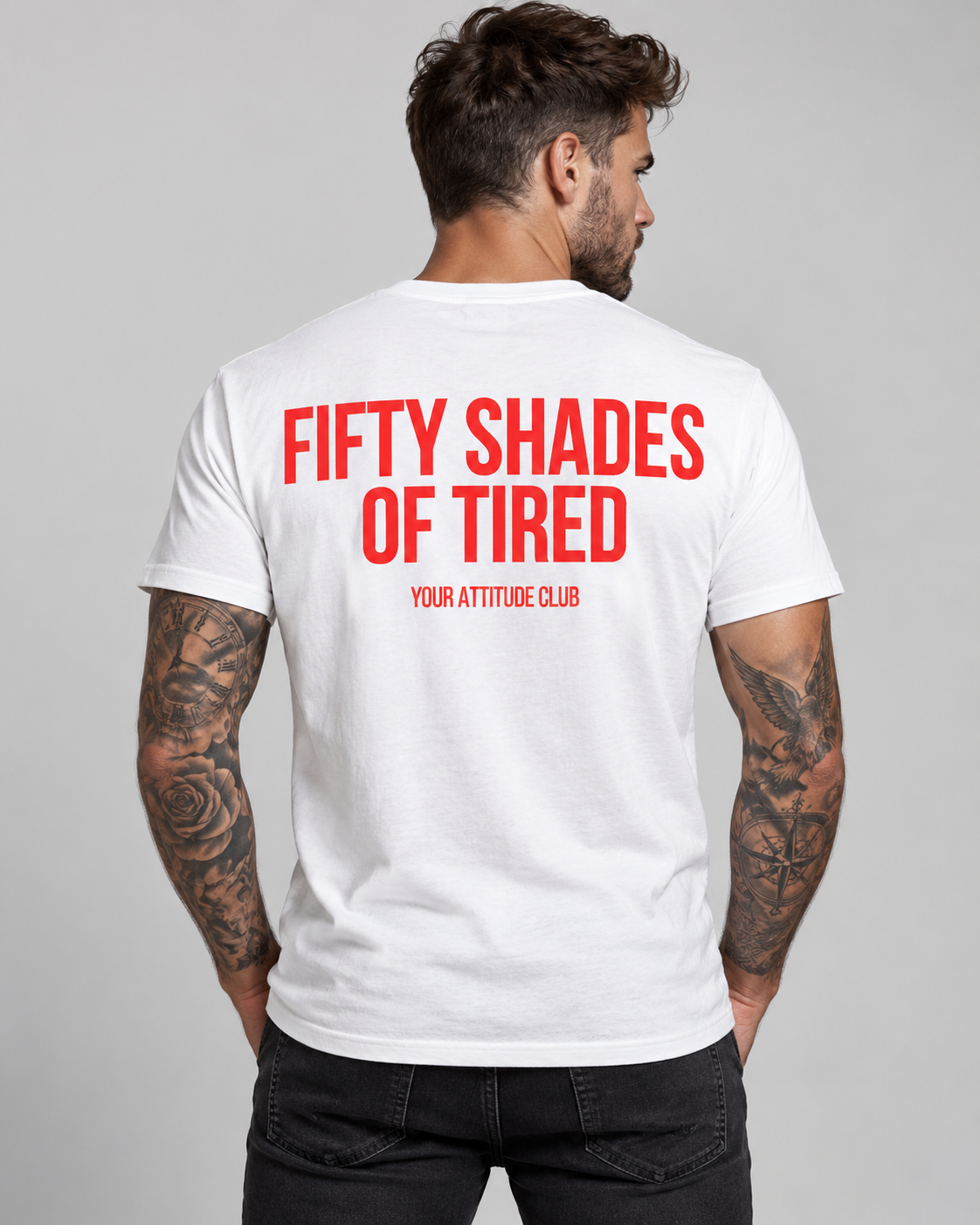 FIFTY SHADES OF TIRED – Unisex Statement T-Shirt Weiß mit rotem Backprint | lustiges Sprüche Shirt für müde Tage