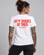 FIFTY SHADES OF TIRED – Unisex Statement T-Shirt Weiß mit rotem Backprint | lustiges Sprüche Shirt für müde Tage