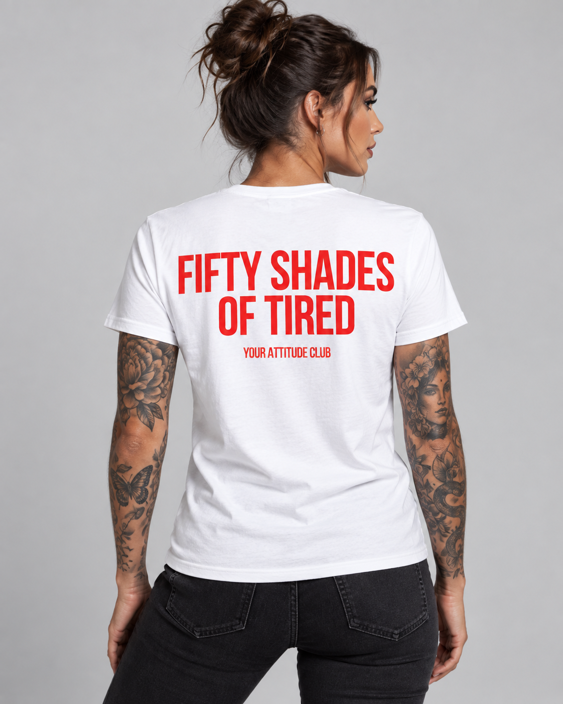 FIFTY SHADES OF TIRED – Unisex Statement T-Shirt Weiß mit rotem Backprint | lustiges Sprüche Shirt für müde Tage