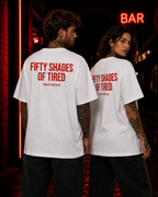 FIFTY SHADES OF TIRED – Unisex Oversize T-Shirt mit Backprint, lustiges Statement Shirt, Streetwear Geschenk für Frauen und Männer