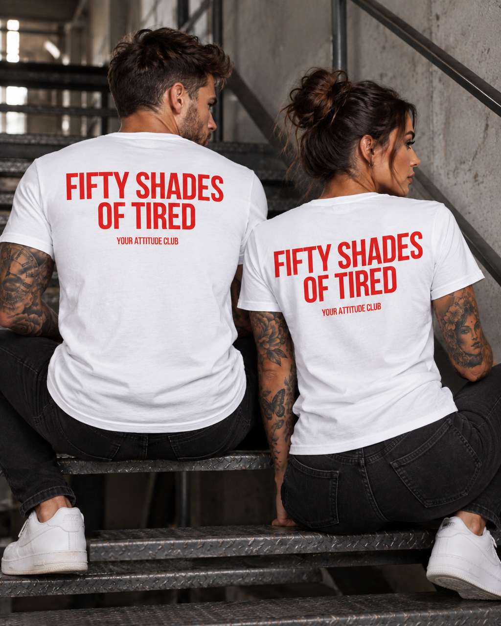 FIFTY SHADES OF TIRED – Unisex Statement T-Shirt Weiß mit rotem Backprint | lustiges Sprüche Shirt für müde Tage