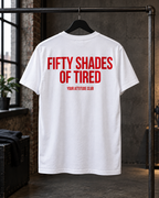 FIFTY SHADES OF TIRED – Unisex Statement T-Shirt Weiß mit rotem Backprint | lustiges Sprüche Shirt für müde Tage