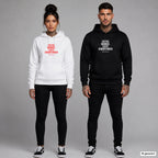 Fiktive Männer, echte Erwartungen – Hoodie mit Frontprint, Frau in Weiß mit rotem und Mann in Schwarz mit weißem Aufdruck