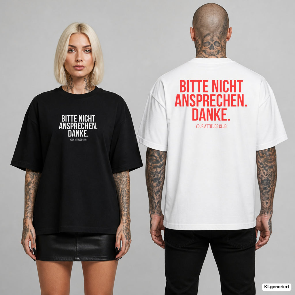 BITTE NICHT ANSPRECHEN. DANKE. – Oversize T-Shirt mit Frontprint (Frau, Schwarz) und Backprint (Mann, Weiß)
