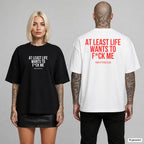 AT LEAST LIFE WANTS TO F*CK ME – Oversize T-Shirt mit Frontprint (Frau, Schwarz) und Backprint (Mann, Weiß)