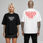 DELETE THAT OLD VERSION OF ME IN YOUR HEAD, IT EXPIRED – Oversize T-Shirt mit Frontprint (Frau, Schwarz) und Backprint (Mann, Weiß)