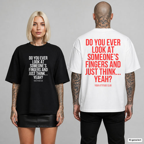 DO YOU EVER LOOK AT SOMEONE’S FINGERS AND JUST THINK... YEAH? – Oversize T-Shirt mit Frontprint (Frau, Schwarz) und Backprint (Mann, Weiß)