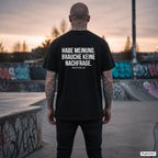 HABE MEINUNG. BRAUCHE KEINE NACHFRAGE. – schwarzes Oversize T-Shirt mit weißem Backprint, Herren im Skatepark
