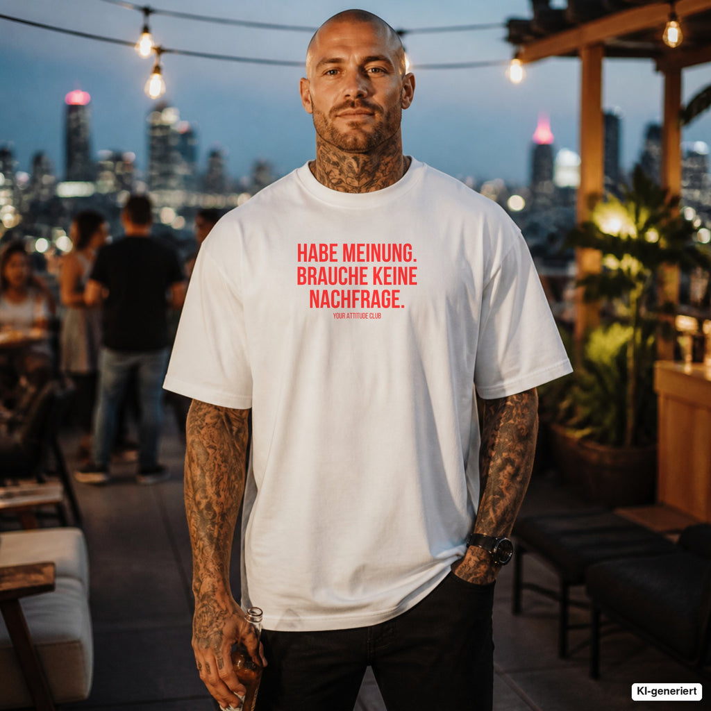 HABE MEINUNG. BRAUCHE KEINE NACHFRAGE. – weißes Oversize T-Shirt mit rotem Frontprint, Herren auf der Rooftop-Bar