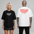 ICH WOLLTE NETT SEIN. HAT NICHT GEKLAPPT. – Oversize T-Shirt mit Frontprint (Frau, Schwarz) und Backprint (Mann, Weiß)