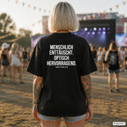 MENSCHLICH ENTTÄUSCHT. OPTISCH HERVORRAGEND. – schwarzes Oversize Shirt mit weißem Backprint auf dem Festival