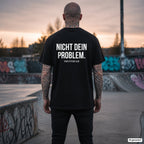 NICHT DEIN PROBLEM. – schwarzes Oversize T-Shirt mit weißem Backprint, Herren im Skatepark