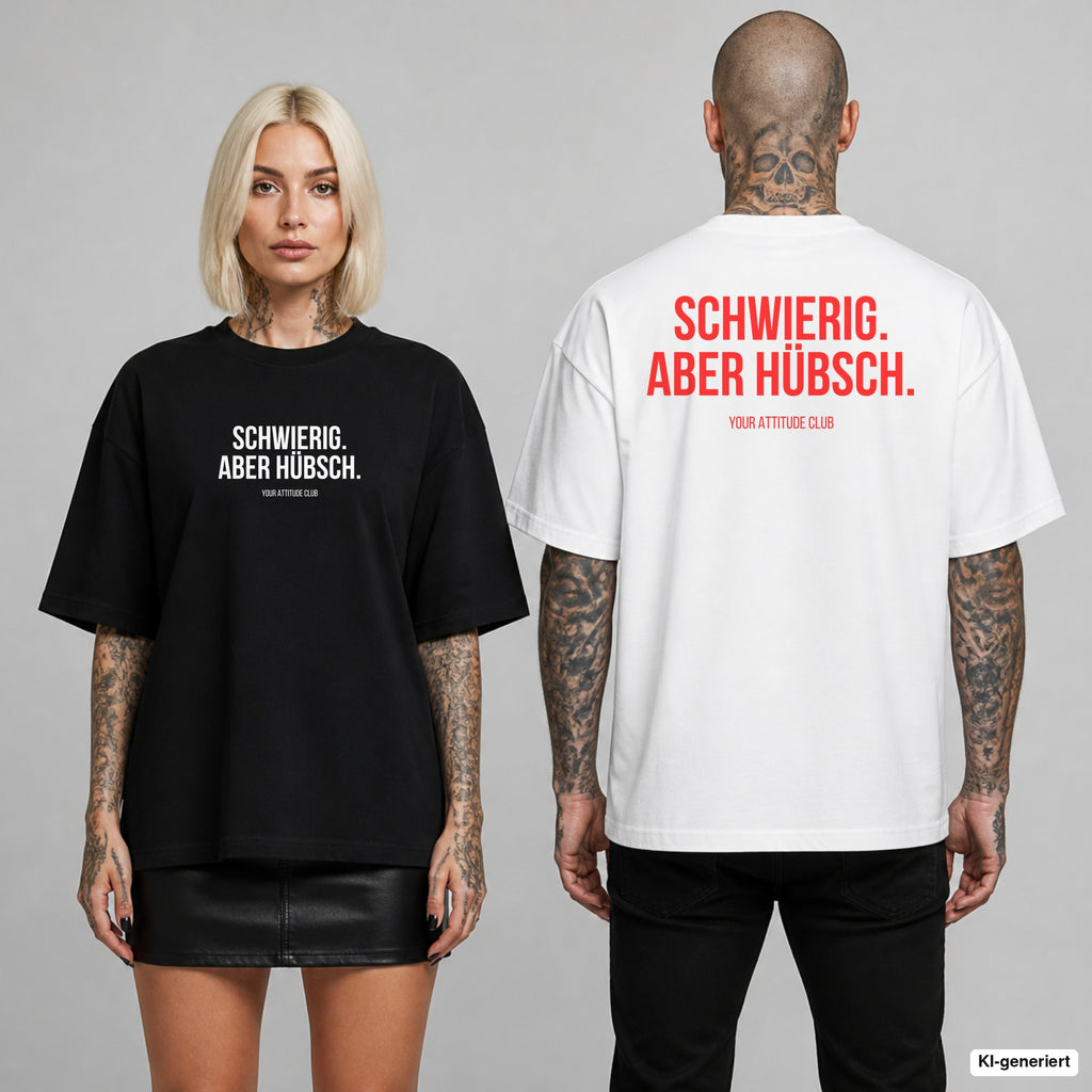 SCHWIERIG. ABER HÜBSCH. – Oversize T-Shirt mit Frontprint (Frau, Schwarz) und Backprint (Mann, Weiß)