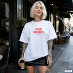 SOZIAL ERSCHÖPFT. – weißes Oversize T-Shirt mit rotem Frontprint, Damen im Straßencafé